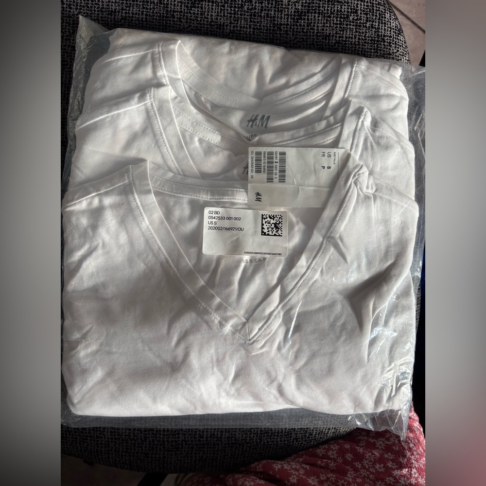 New: Men’s Small H&M 3-pk White V-Neck Tee Shirt (Small)
